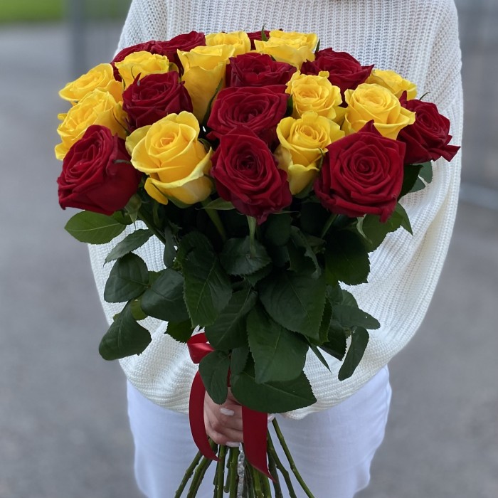 25 красных и желтых роз 60 см